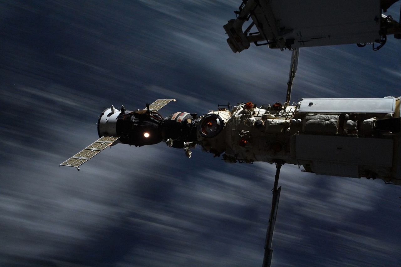 חללית מתחברת לתחנת החלל הבינלאומית (צילום: תומס פסקט / ESA / נאס"א)